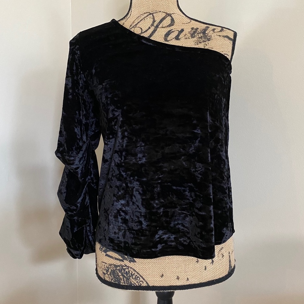 Velvet one shoulder black top with ruffle sleeve